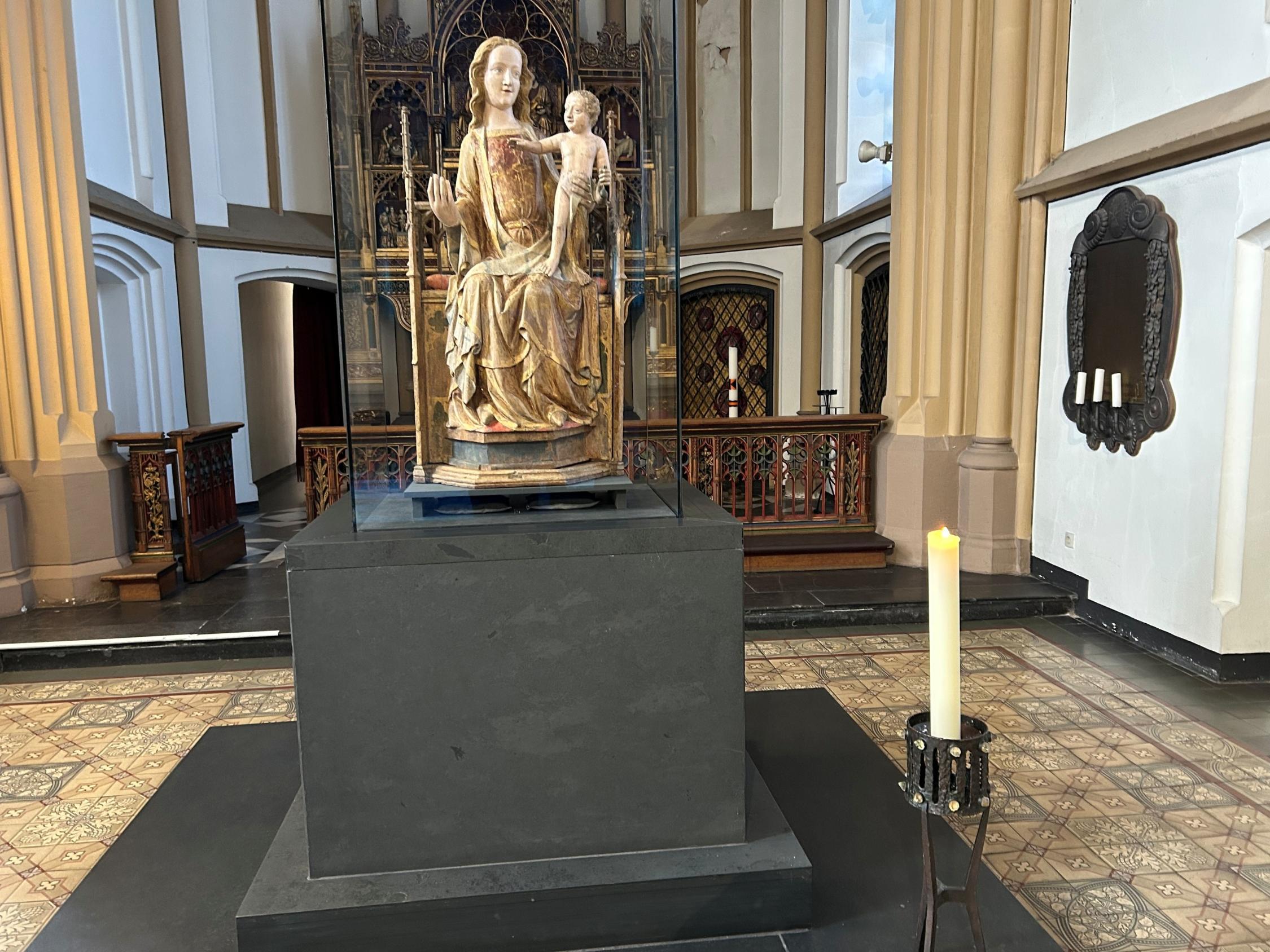 Schnell konnte der Kerzenständer wieder an seinen angestammten Platz in der Stiftskirche zurückkehren. (Foto: Stadtdekanat Bonn)