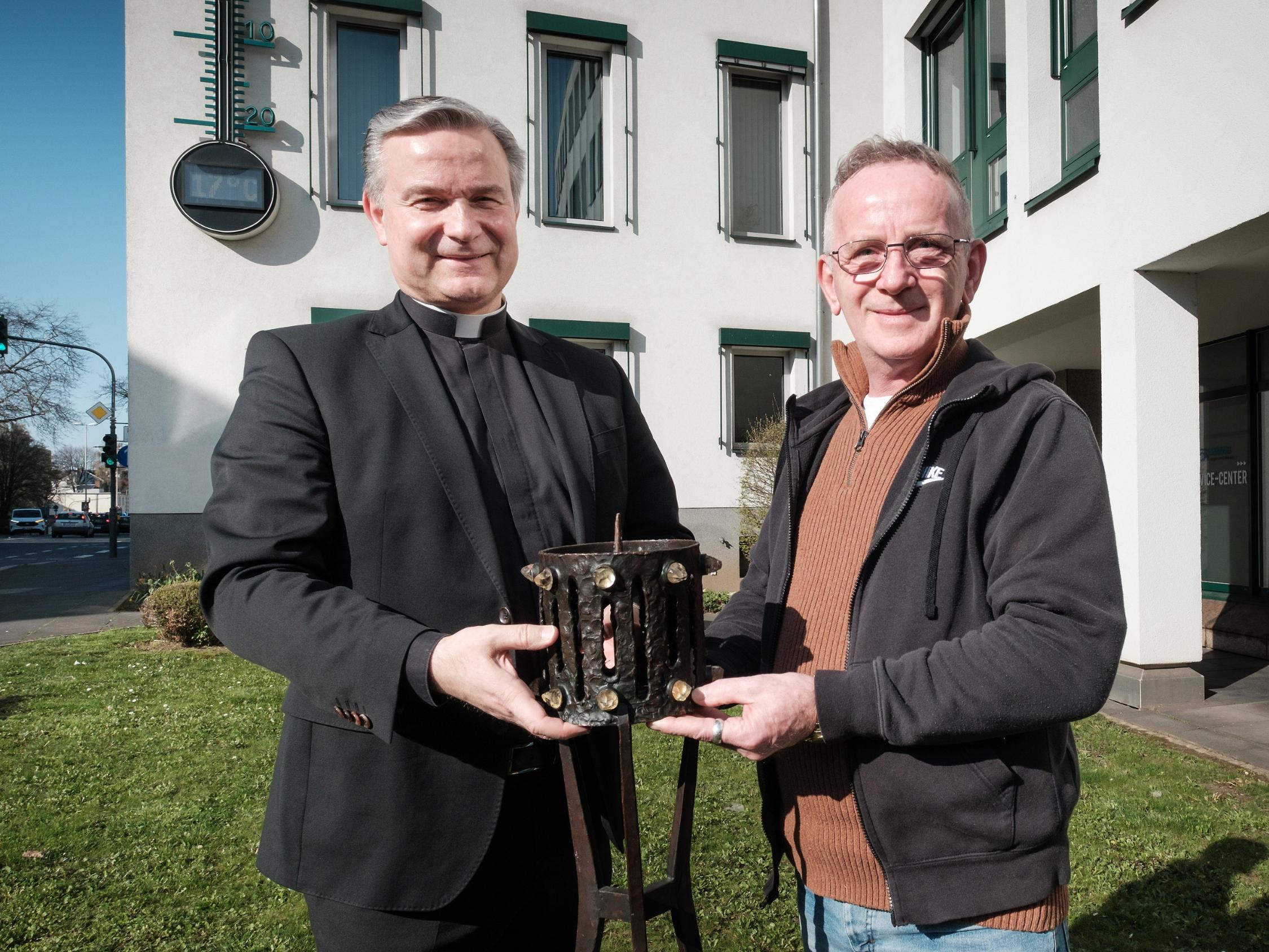 Monsignore Dr. Markus Hofmann und SWB-Mitarbeiter Fred Brömsel mit dem wiedererlangten Diebesgut am Fundort. (Foto: SWB/Martin Magunia)
