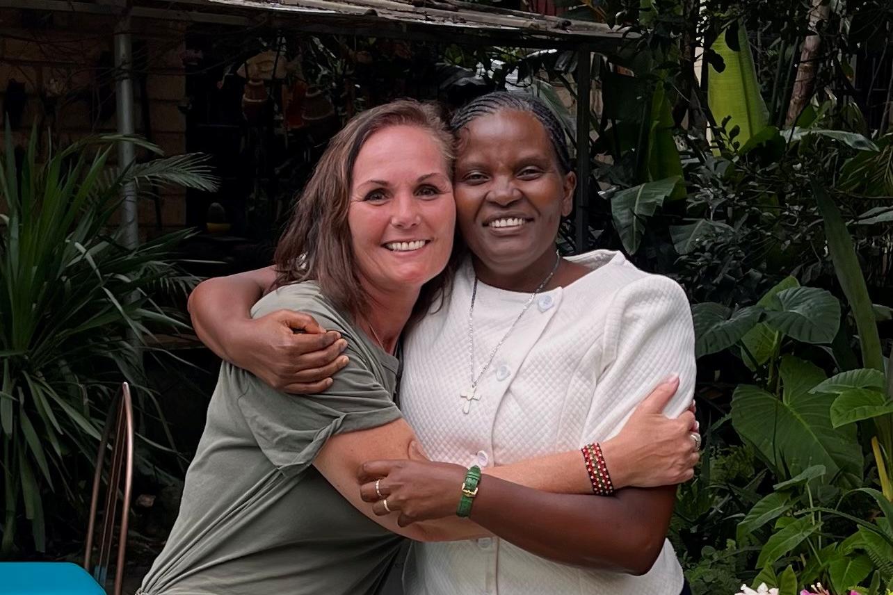 Saskia Heyder von der Bonner Nairobi-Partnerschaft gemeinsam mit Schwester Felister in Kenia