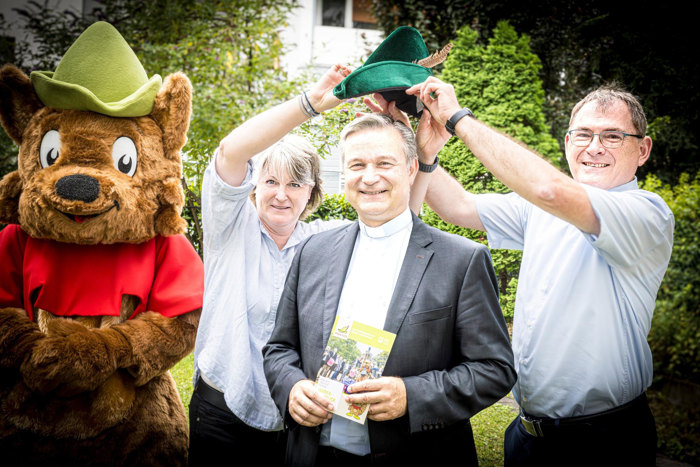 v.l.n.r.: Robbie; Andrea Elsmann, Geschäftsleitung Diakonisches Werk Bonn und Region; Stadtdechant Monsignore Dr. Markus Hofmann; Caritasdirektor Jean-Pierre Schneider