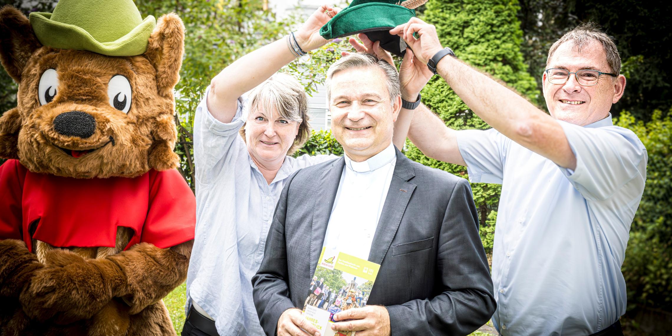 v.l.n.r.: Robbie; Andrea Elsmann, Geschäftsleitung Diakonisches Werk Bonn und Region; Stadtdechant Monsignore Dr. Markus Hofmann; Caritasdirektor Jean-Pierre Schneider