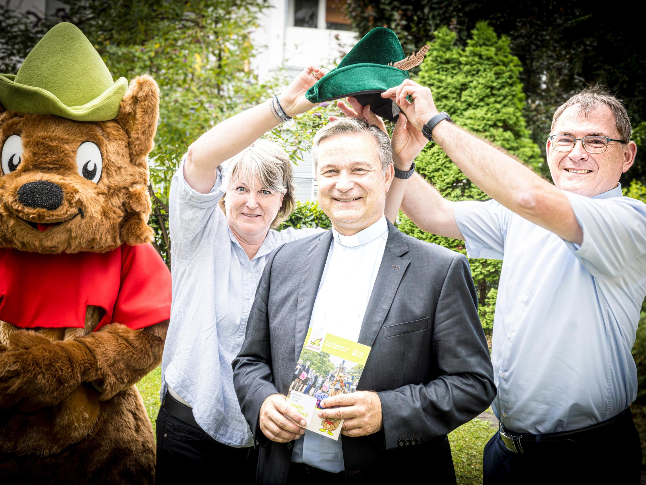 v.l.n.r.: Robbie; Andrea Elsmann, Geschäftsleitung Diakonisches Werk Bonn und Region; Stadtdechant Monsignore Dr. Markus Hofmann; Caritasdirektor Jean-Pierre Schneider