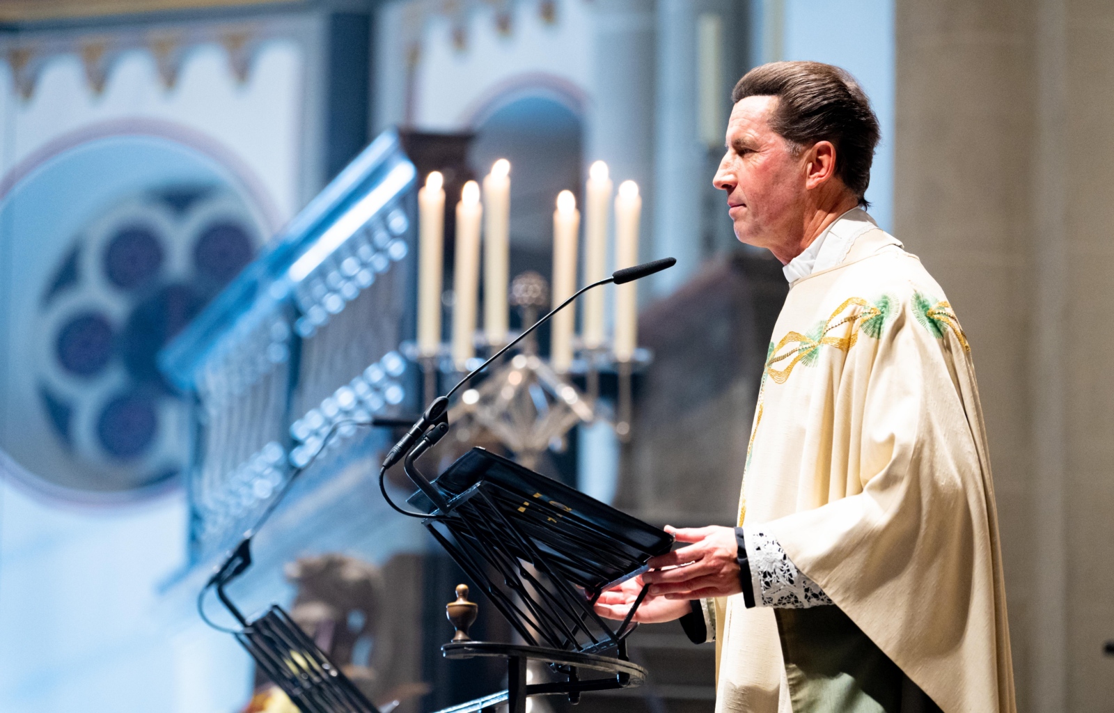 Stadtdechant Dr. Wolfgang Picken zelebriert das Festhochamt zur Wiedereröffnung