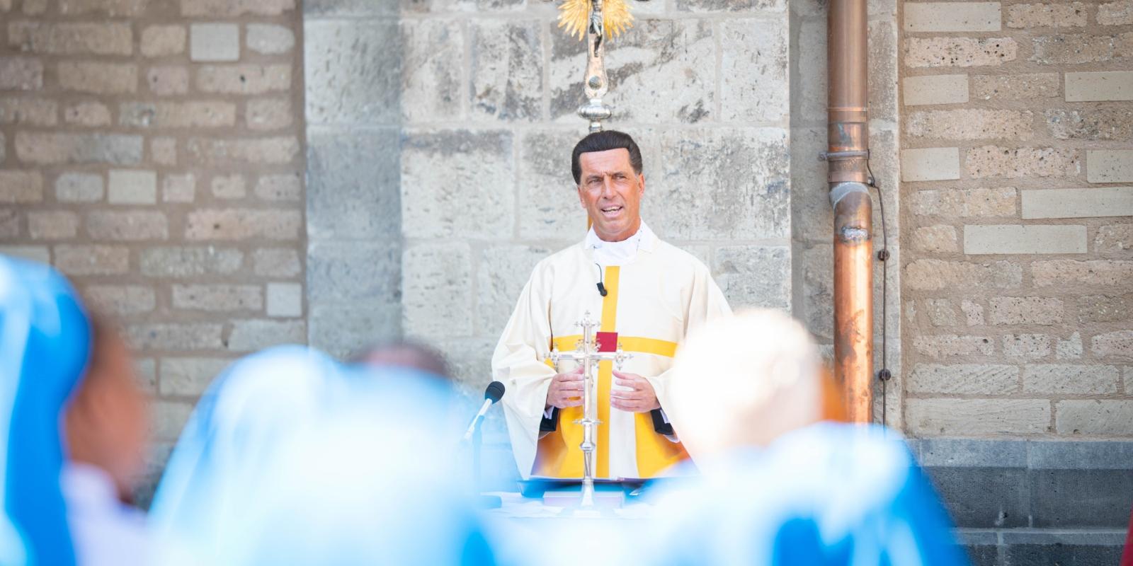 Stadtdechant Dr. Picken bei der Predigt im Gottesdienst am Bonner Münster