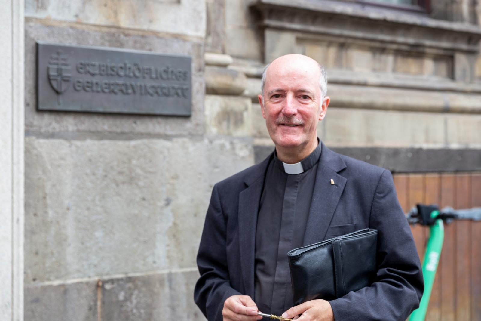 Generalvikar Msgr. Guido Assmann Schlüsselübergabe am Generalvikariat: der bisherige Generalvikar Msgr. Dr. Markus Hofmann übergibt symbolisch die Schlüssel der Erzbischöflichen Verwaltung an seinen Nachfolger Msgr. Guido Assmann.
