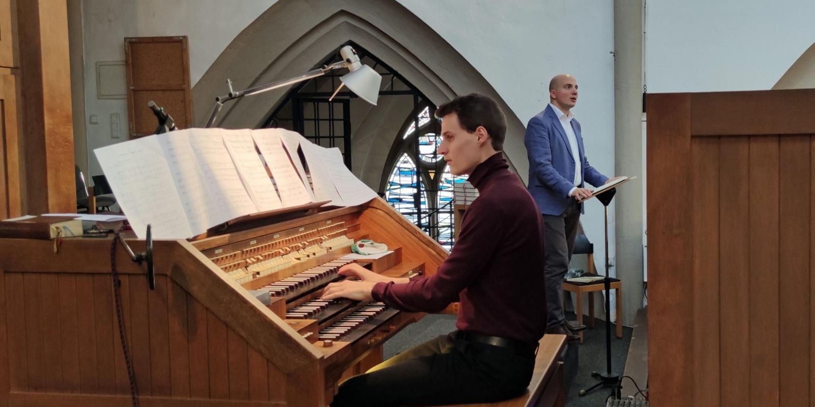 Bei der Premiere: Bariton Frederik Schauhoff und Organist Gregor Loers