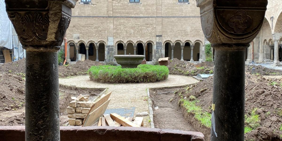 Blick in den Kreuzgang, dessen Garten derzeit neu gestaltet wird.