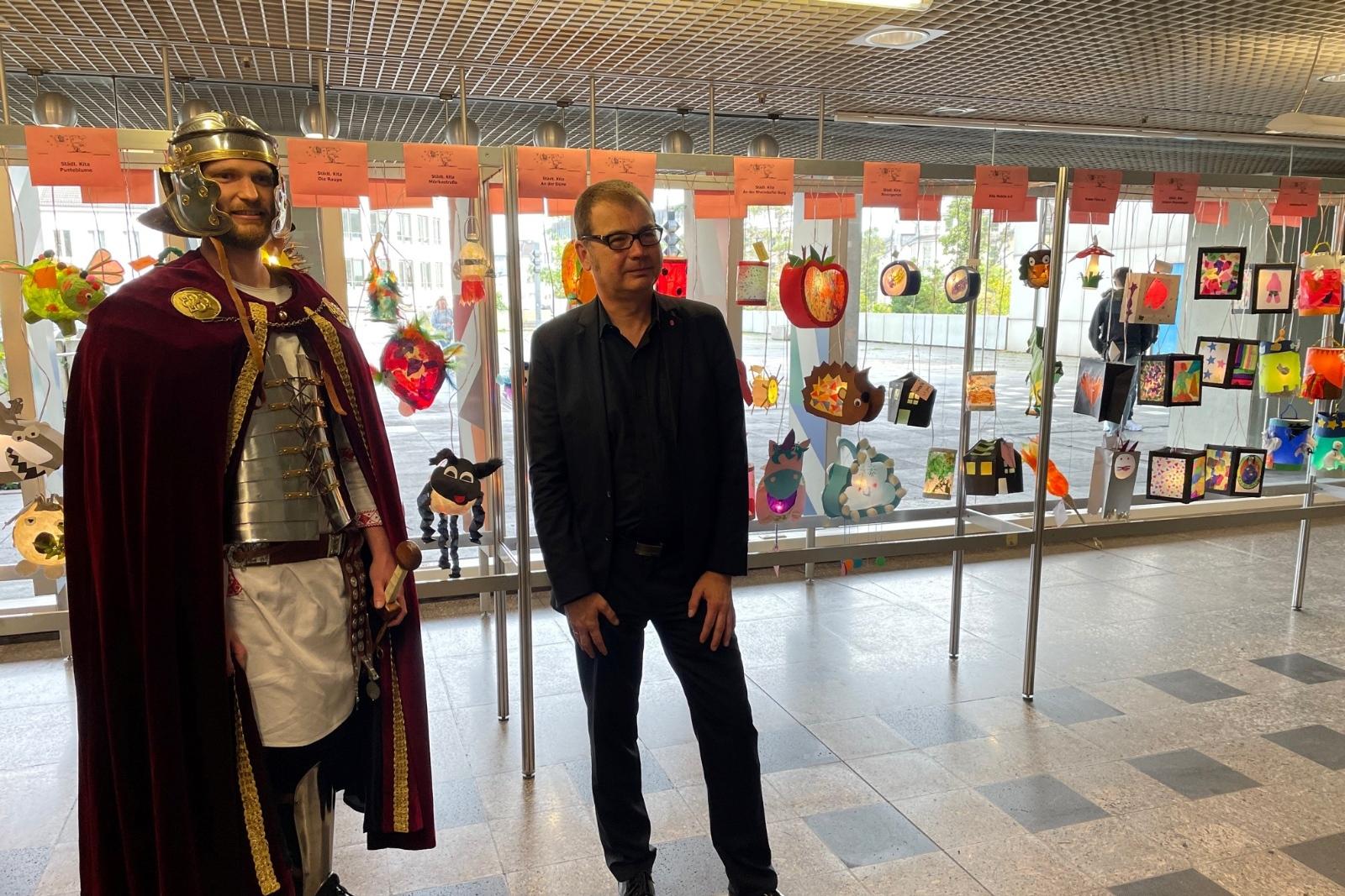 Martinsdarsteller Felix Holtkamp und Bezirksbürgermeister Jochen Reeh-Schall im Foyer des Stadthauses bei der Eröffnung