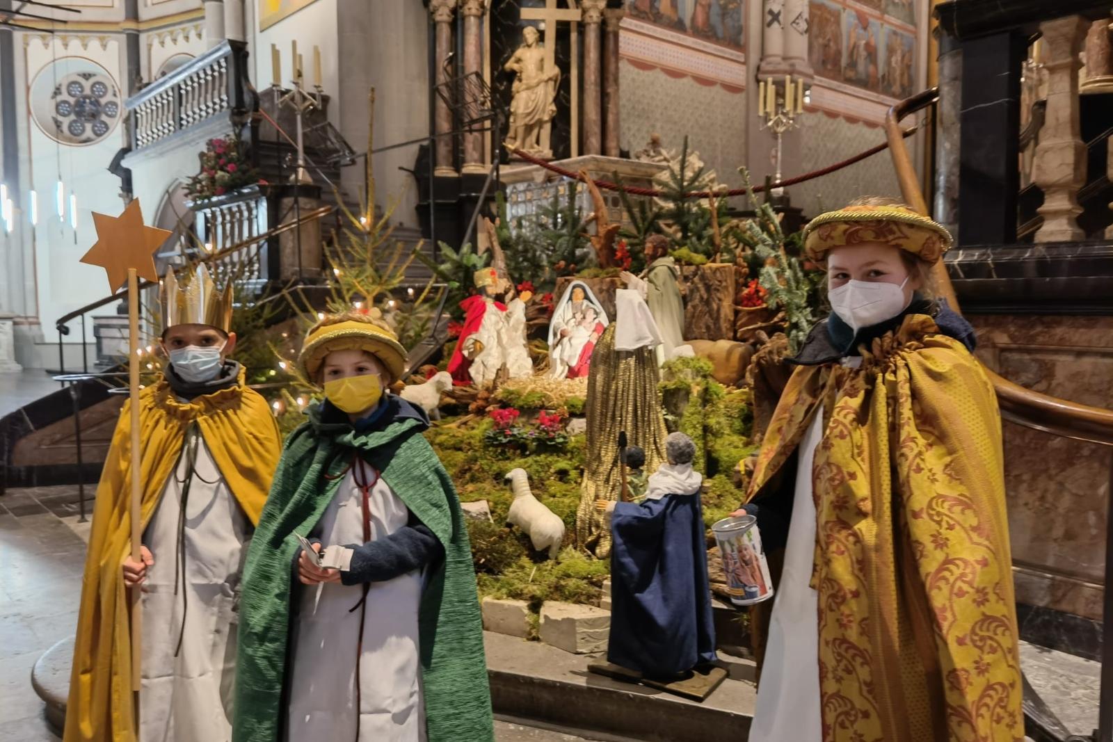 Sternsinger an der Krippe im Bonner Münster