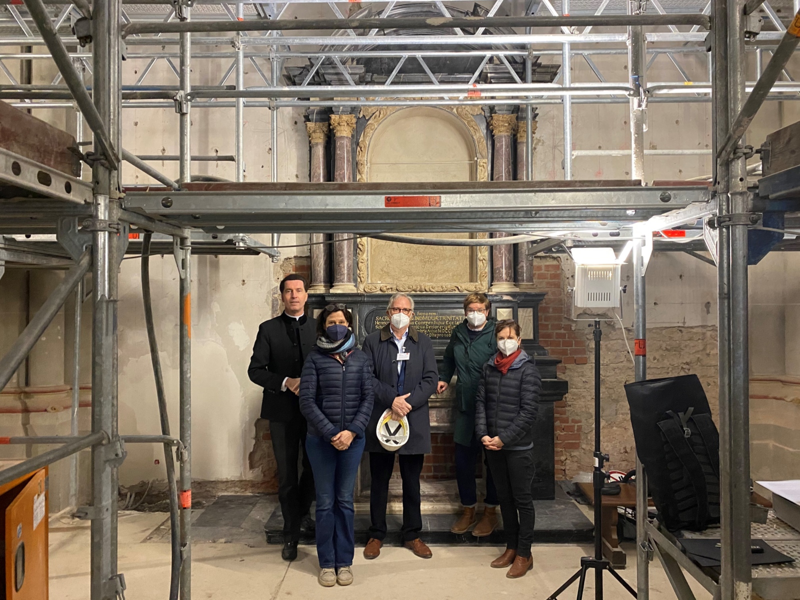 Am Stadtpatronealtar: Dr. Wolfgang Picken (von links), Susanne Brinkmann, Ulrich Lipperheide, Dr. Anna Pawlik und Christina Verbeek.