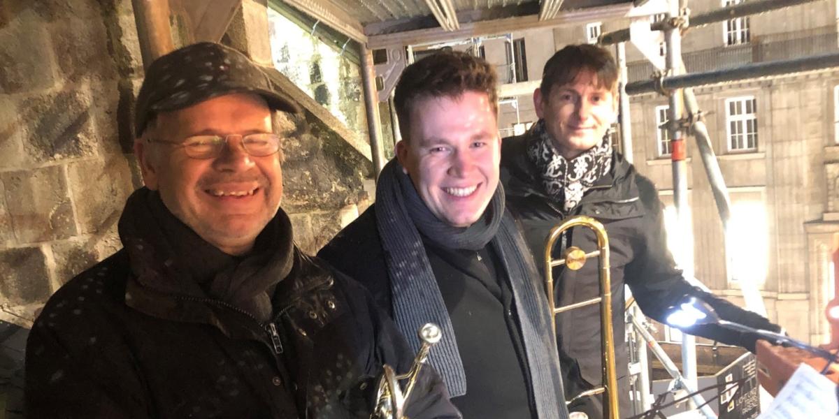 Blasmusik vom Baugerüst: Andreas Berger (von links), Florian Hertel und Erhard Schwartz. Im Bild fehlt Trompeter Christoph Müller, der das Foto von seinen Kollegen geschossen hat.