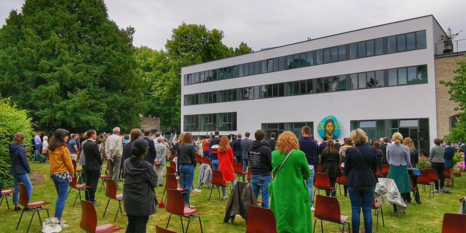 Gottesdienst im Garten von St. Remigius