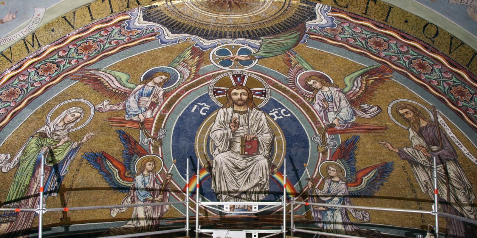 Das Mosaik im Hochchor des Bonner Münsters zeigt Christus als Alleinherrscher