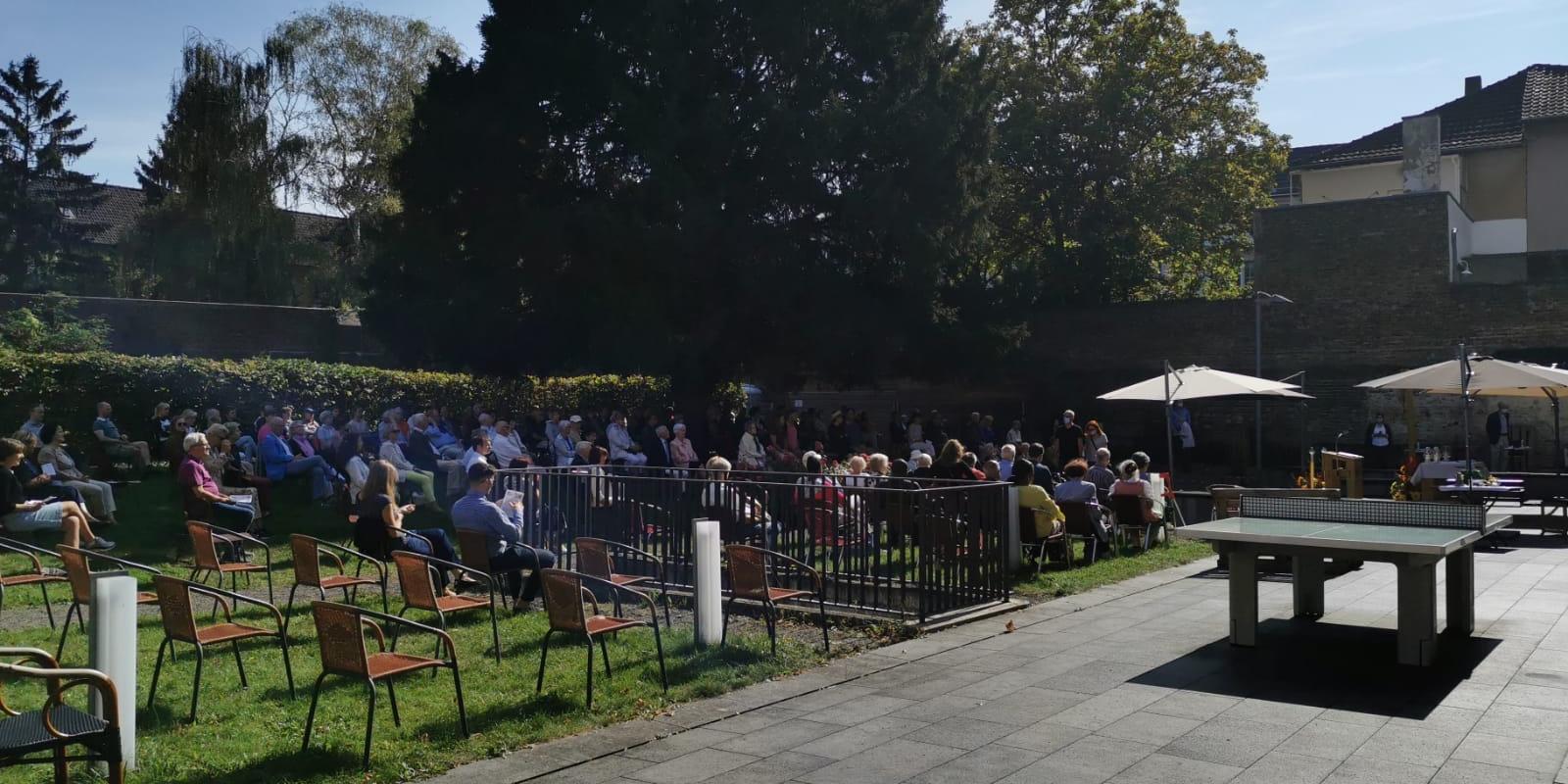 Open-Air-Gottesdienst im Garten von Sankt Remigius