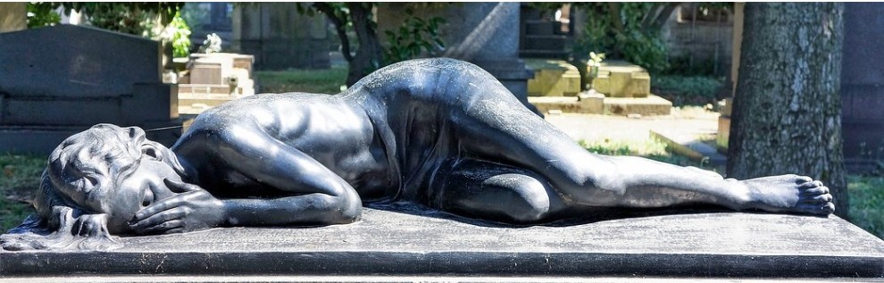 Figur einer weinenden Frau aus Marmor auf dem Friedhof, liegend.