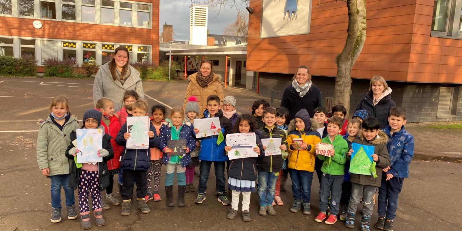 Die Klasse 1b der Bodelschwinghschule übergibt ihre Bilder für die Aktion 'Liebe-voll'.