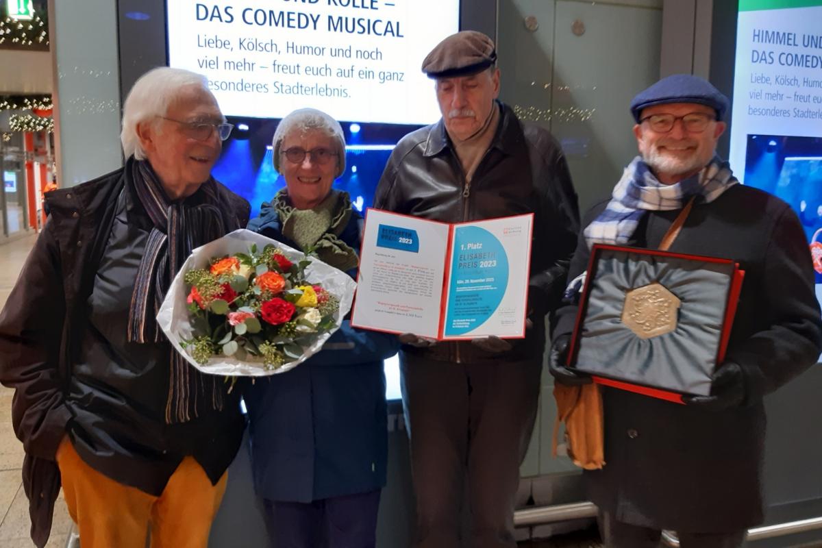 Geehrt stellvertretend für viele und den guten Geist und das Engagement, das sie verbindet: Gruppenbild in Köln nach der Preisverleihung in der Flora