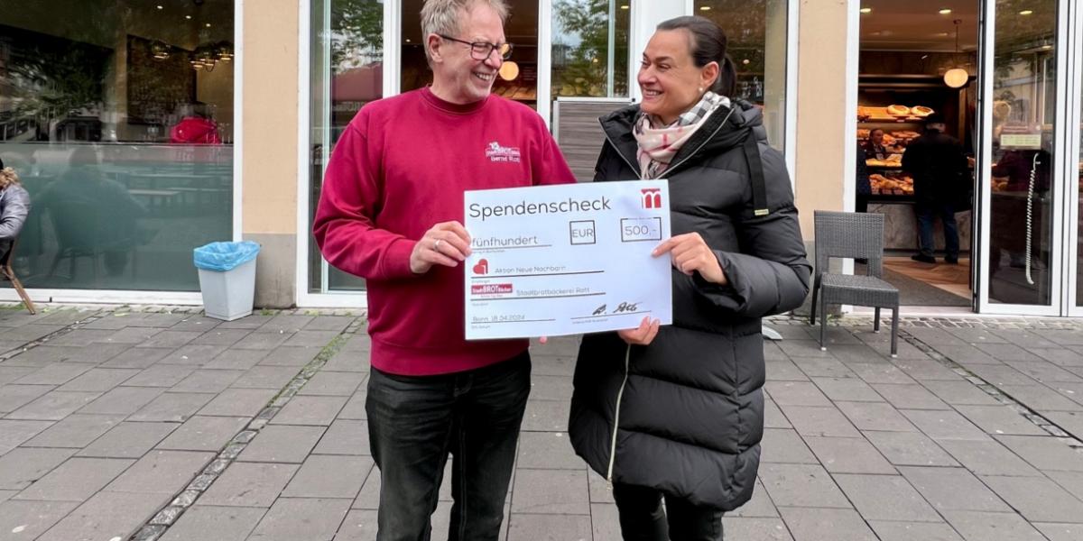 Geschäftsführer Bernd Rott und Projektbeauftragte Birgitta Gastreich vor der Filiale der Stadtbrotbäckerei Rott am Bonner Münsterplatz