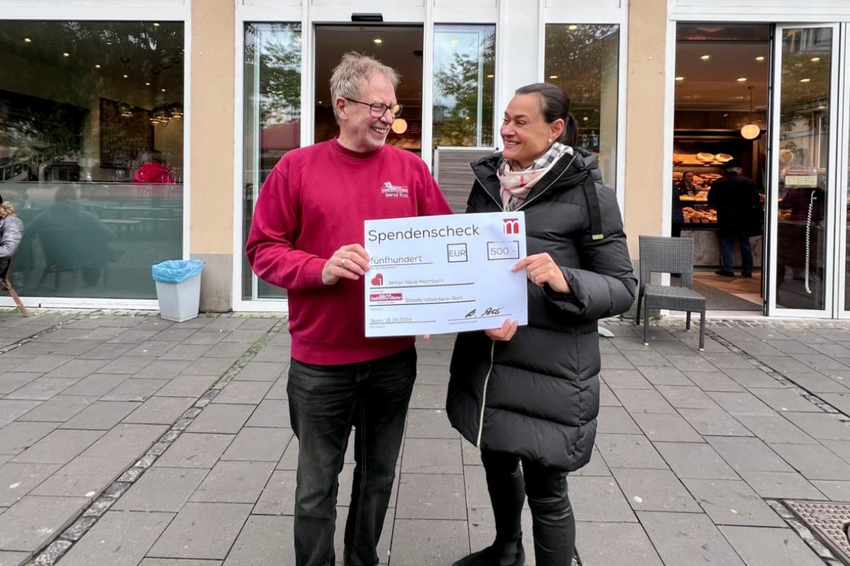 Geschäftsführer Bernd Rott und Projektbeauftragte Birgitta Gastreich vor der Filiale der Stadtbrotbäckerei Rott am Bonner Münsterplatz