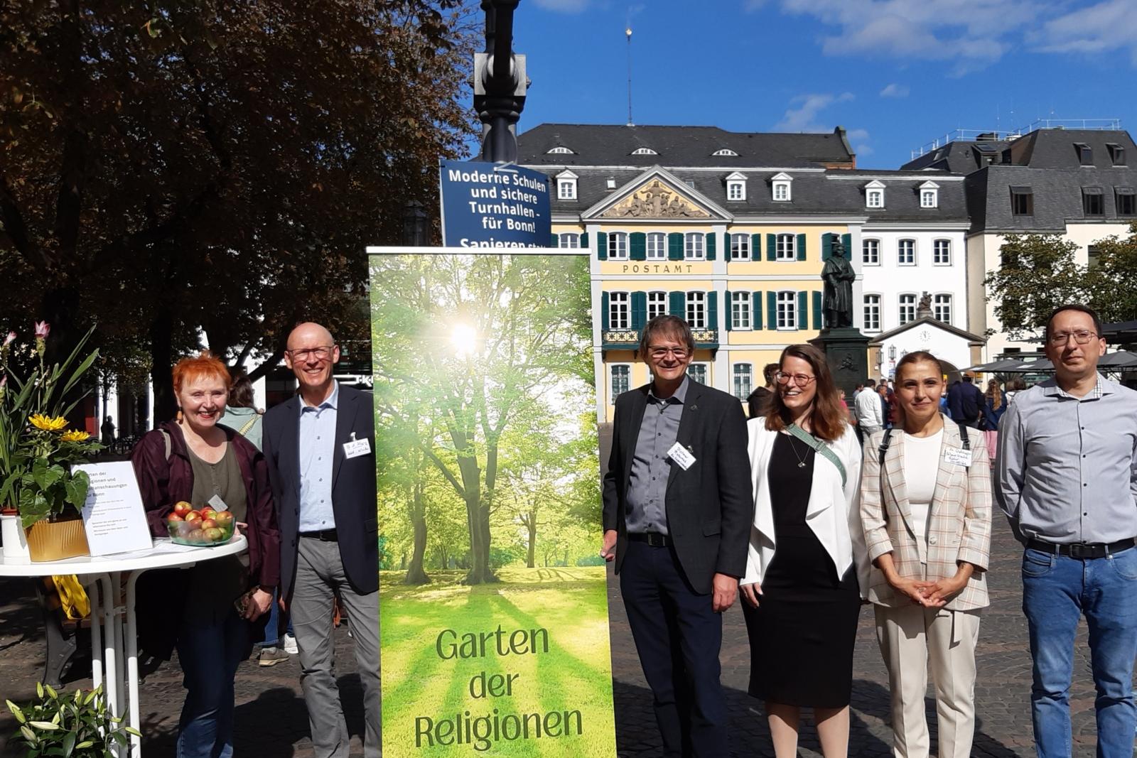 Von links: Esther Runkel (Arbeitsgemeinschaft christlicher Kirchen), Markus Höyng (Pfarrer der St. Thomas Morus-Gemeinde), Superintendent Dietmar Pistorius, Helia Daubach (Baháí-Gemeinde Bonn), Mazlum Üstüngör (Alevitische Gemeinde Bonn) und Hussein Hasso vom Êzîden Centrum Bonn.