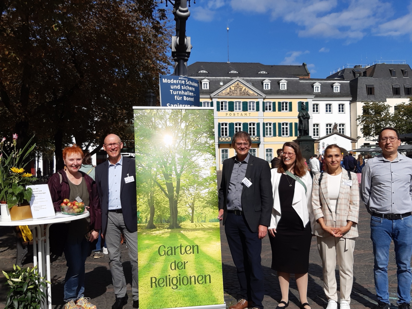 Von links: Esther Runkel (Arbeitsgemeinschaft christlicher Kirchen), Markus Höyng (Pfarrer der St. Thomas Morus-Gemeinde), Superintendent Dietmar Pistorius, Helia Daubach (Baháí-Gemeinde Bonn), Mazlum Üstüngör (Alevitische Gemeinde Bonn) und Hussein Hasso vom Êzîden Centrum Bonn.