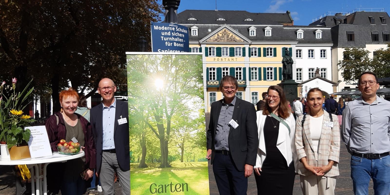 Von links: Esther Runkel (Arbeitsgemeinschaft christlicher Kirchen), Markus Höyng (Pfarrer der St. Thomas Morus-Gemeinde), Superintendent Dietmar Pistorius, Helia Daubach (Baháí-Gemeinde Bonn), Mazlum Üstüngör (Alevitische Gemeinde Bonn) und Hussein Hasso vom Êzîden Centrum Bonn.