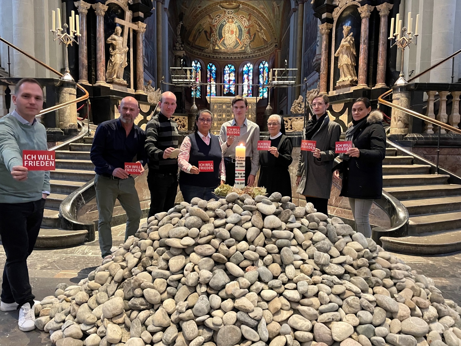 Mitarbeitende von Stadtdekanat und Münstergemeinde zeigten sich beeindruckt vom Friedenswillen der Besucherinnen und Besucher der Münsterbasilika. Martin Brummer (Theologischer Referent) Stefan Schultz (Pressesprecher), Stadtjugendseelsorger Kaplan Dr. Christian Jasper, Carmela Verceles (Pastoralreferentin)) Robin Dostert (Mitarbeiter im Bundesfreiwilligendienst), Schwester Carmen Reifenscheid, Antonia Wojaczek (Theologische Referentin) und Birgitta Gastreich (Projektkoordinatorin) v.l.n.r.