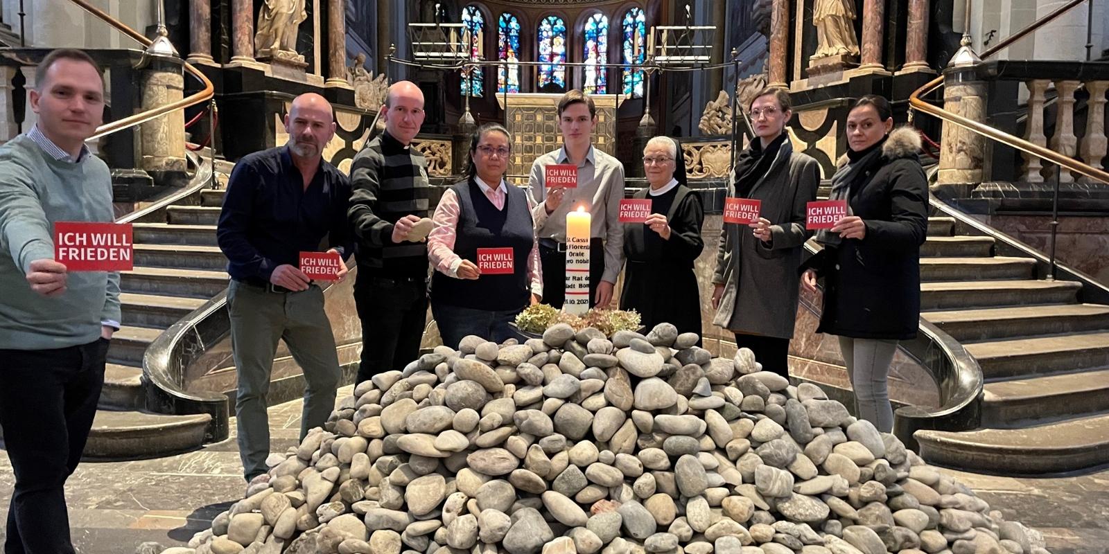 Mitarbeitende von Stadtdekanat und Münstergemeinde zeigten sich beeindruckt vom Friedenswillen der Besucherinnen und Besucher der Münsterbasilika. Martin Brummer (Theologischer Referent) Stefan Schultz (Pressesprecher), Stadtjugendseelsorger Kaplan Dr. Christian Jasper, Carmela Verceles (Pastoralreferentin)) Robin Dostert (Mitarbeiter im Bundesfreiwilligendienst), Schwester Carmen Reifenscheid, Antonia Wojaczek (Theologische Referentin) und Birgitta Gastreich (Projektkoordinatorin) v.l.n.r.