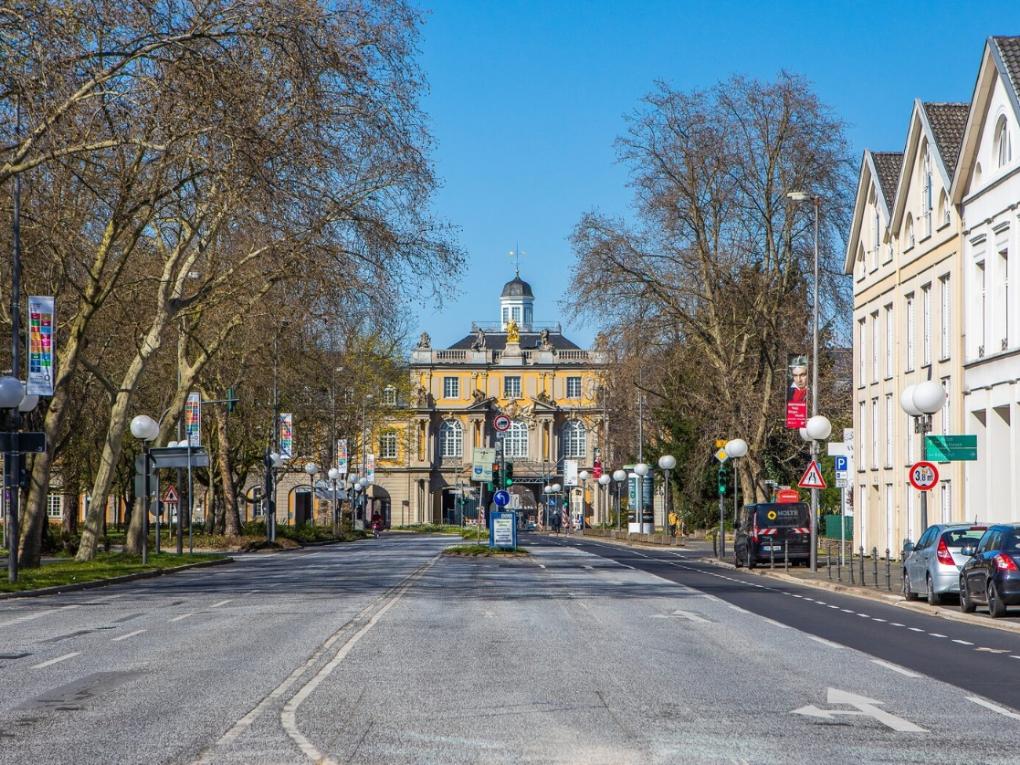 Vom Koblenzer Tor bis zum Bundeskanzlerplatz sollen die neuen Fahradspuren laufen.