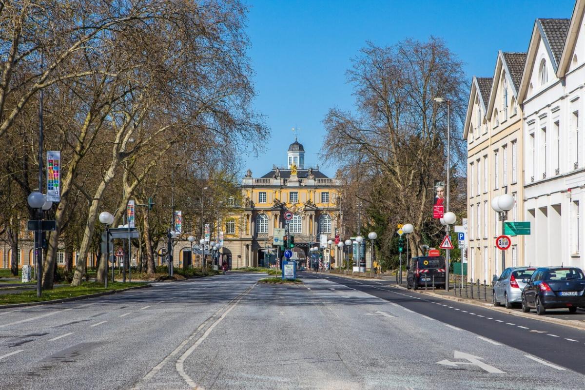 Vom Koblenzer Tor bis zum Bundeskanzlerplatz sollen die neuen Fahradspuren laufen.