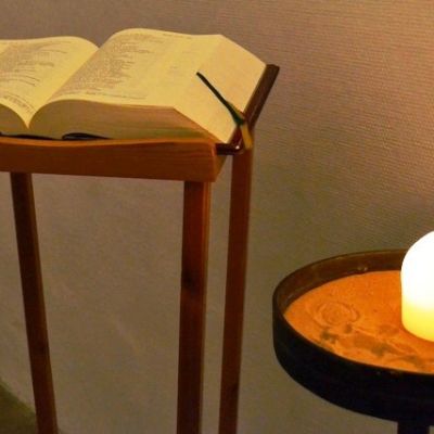 Buch und Kerze