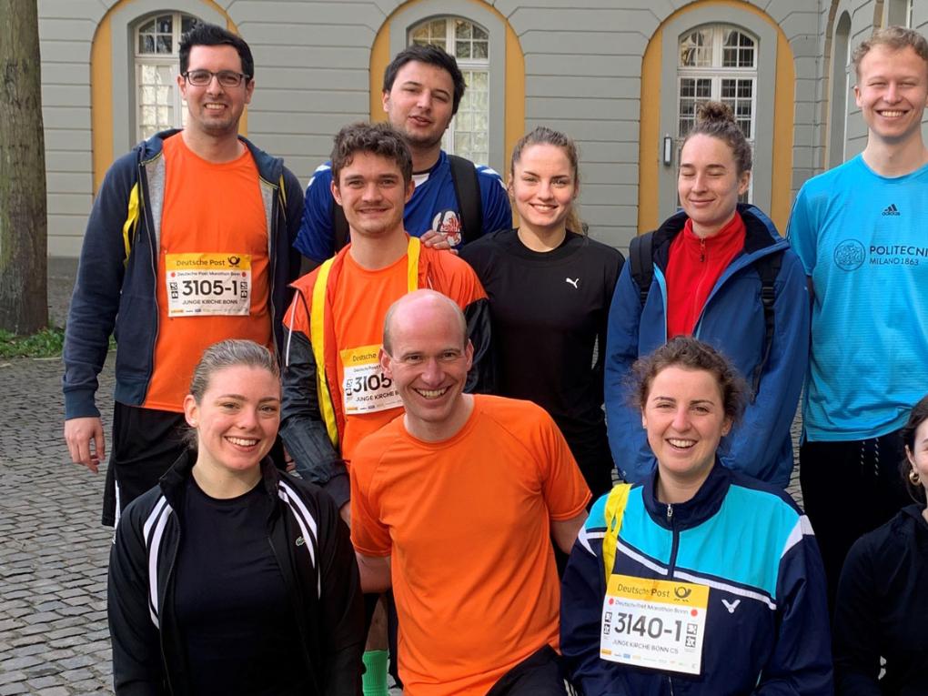 Laufstaffeln aus der Stadtjugendseelsorge vor dem Marathon-Start