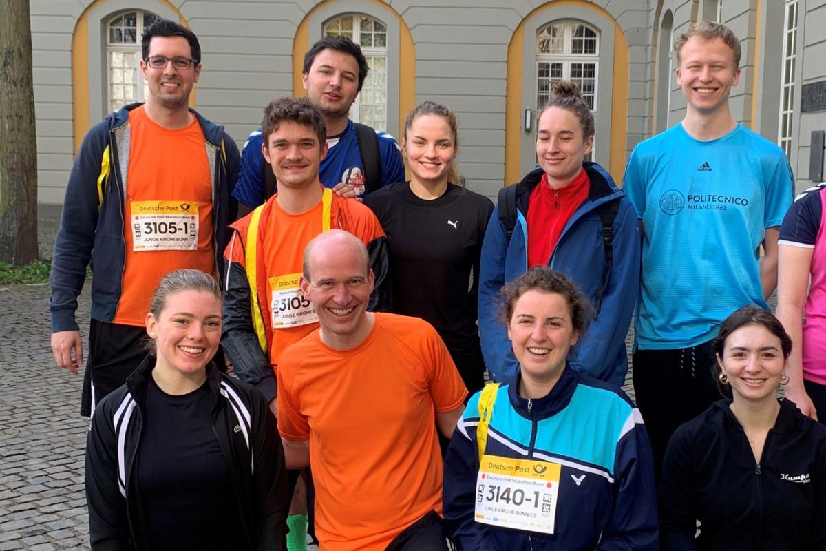 Laufstaffeln aus der Stadtjugendseelsorge vor dem Marathon-Start