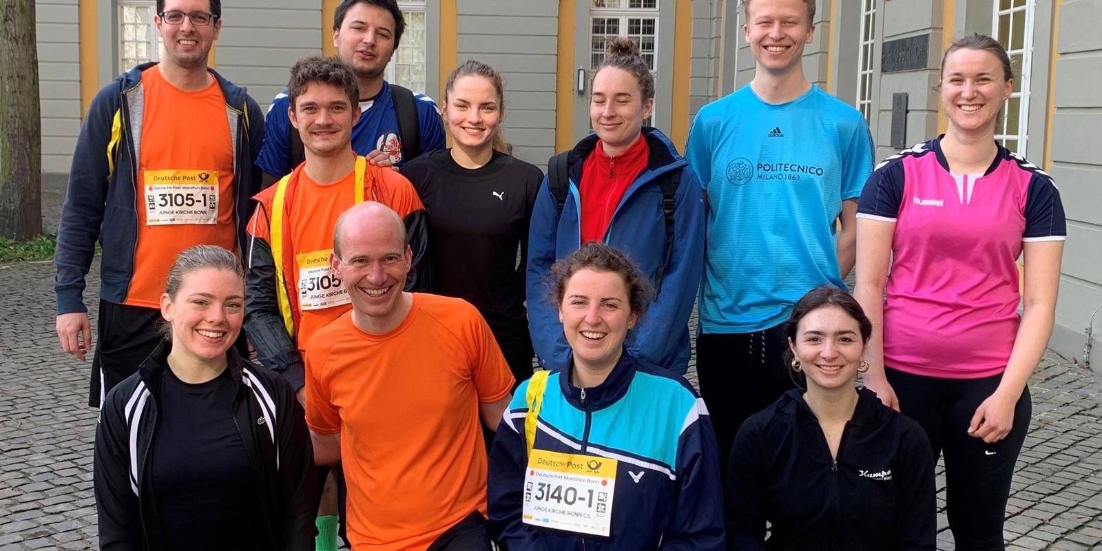 Laufstaffeln aus der Stadtjugendseelsorge vor dem Marathon-Start