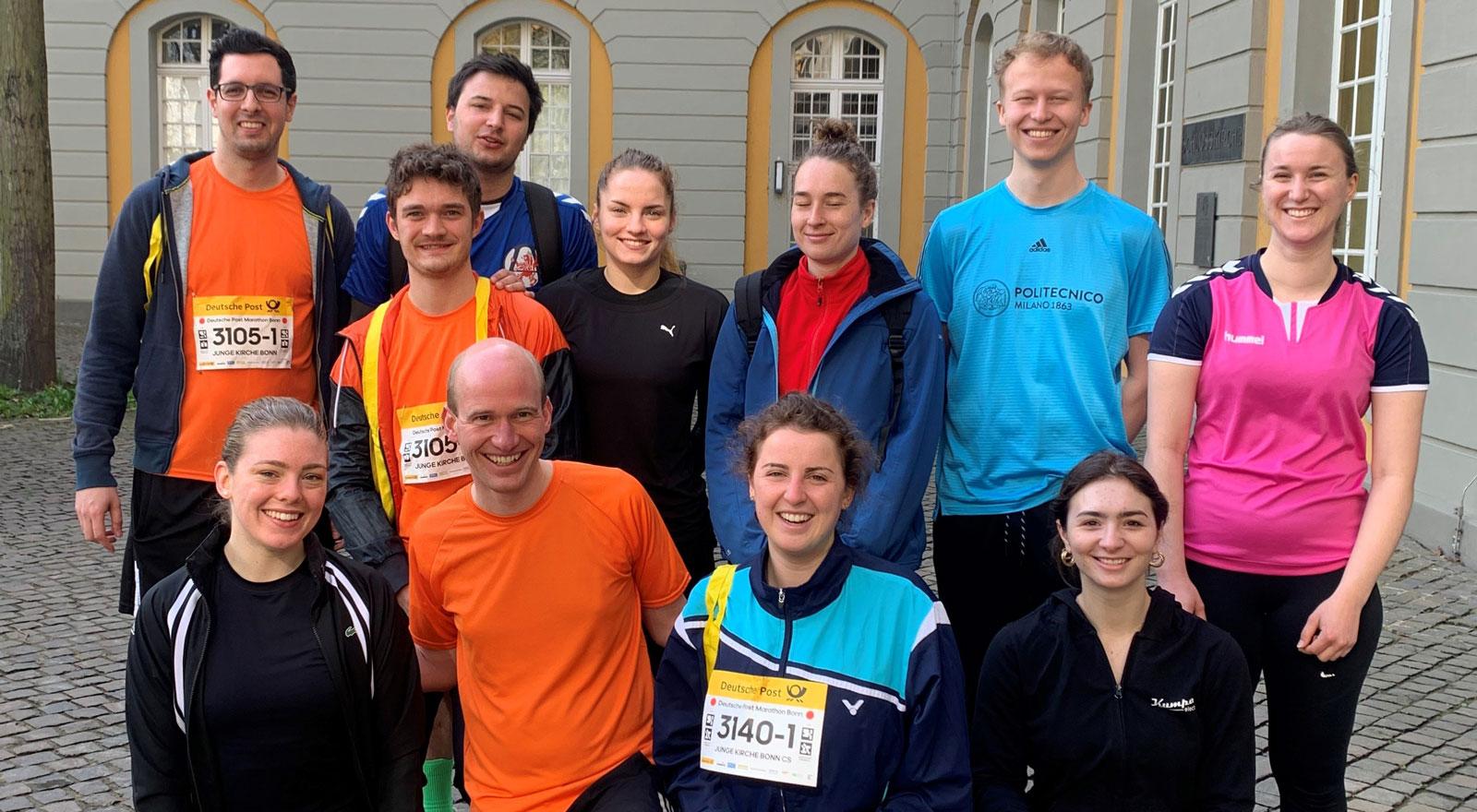 Laufstaffeln aus der Stadtjugendseelsorge vor dem Marathon-Start