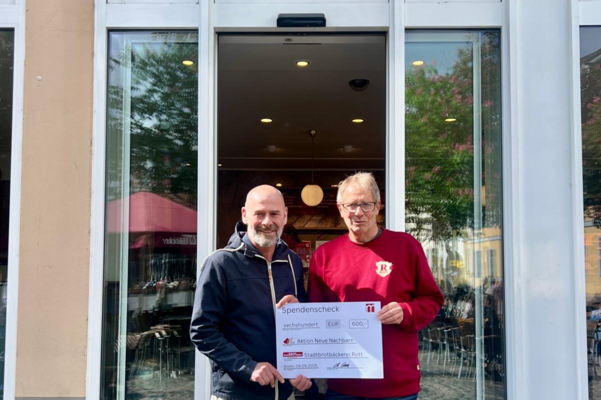 Geschäftsführer Bernd Rott übergab Stefan Schultz einen symbolischen Scheck in Höhe von 600 Euro.