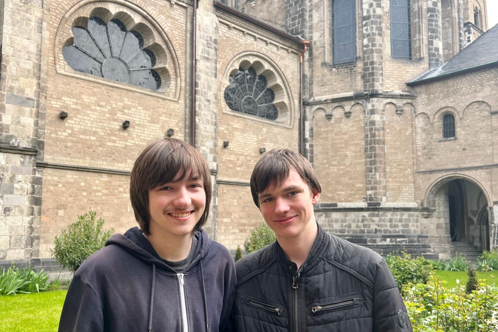 Tim und Robin Dostert im Kreuzgang der Münsterbasilika