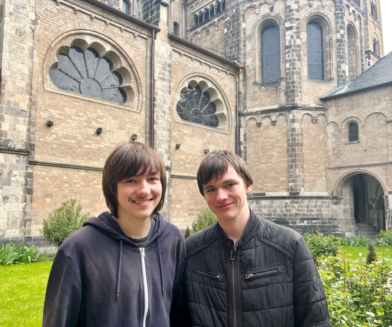 Tim und Robin Dostert im Kreuzgang der Münsterbasilika