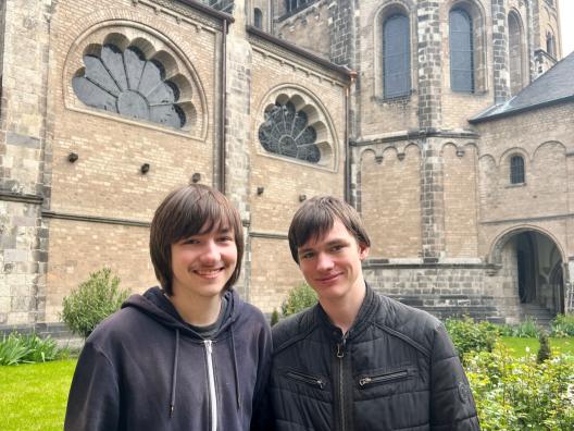 Tim und Robin Dostert im Kreuzgang der Münsterbasilika