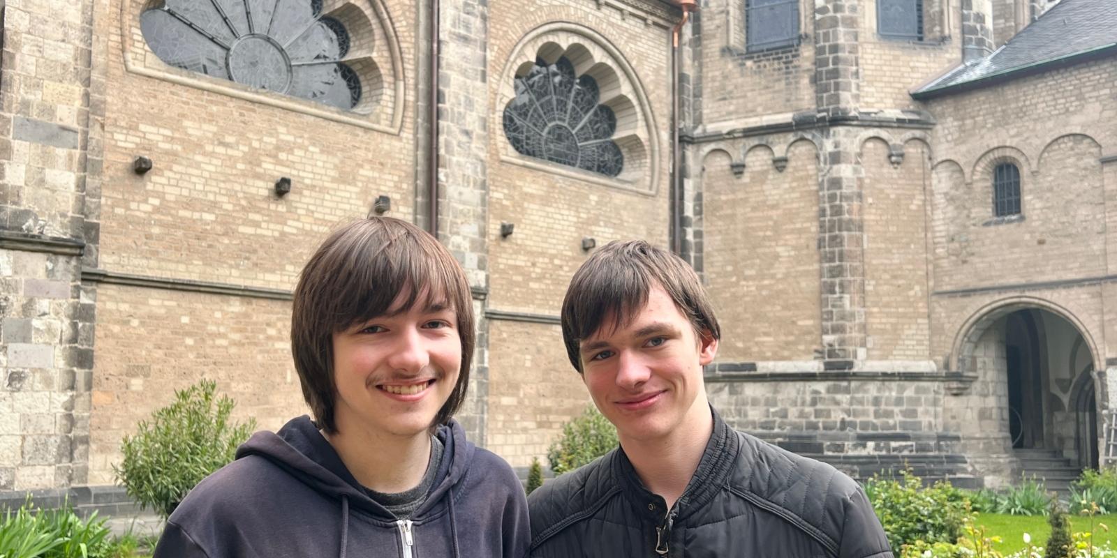 Tim und Robin Dostert im Kreuzgang der Münsterbasilika