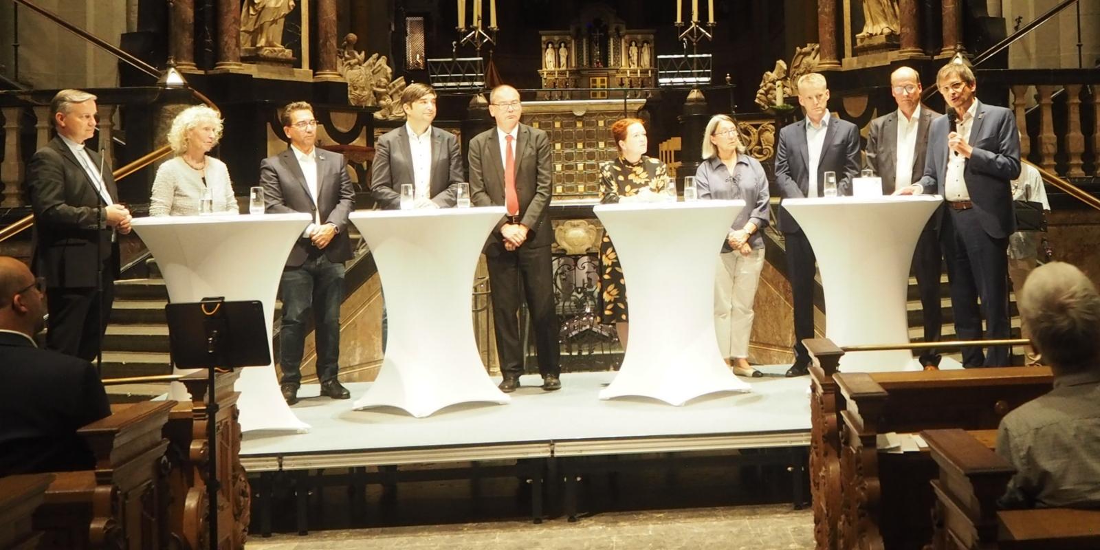 Stadtdechant Msgr. Dr. Markus Hofmann (links) und Superintendent Dietmar Pistorius jüngst in der Münsterbasilika vor dem Podium mit den OB-Kandidierenden