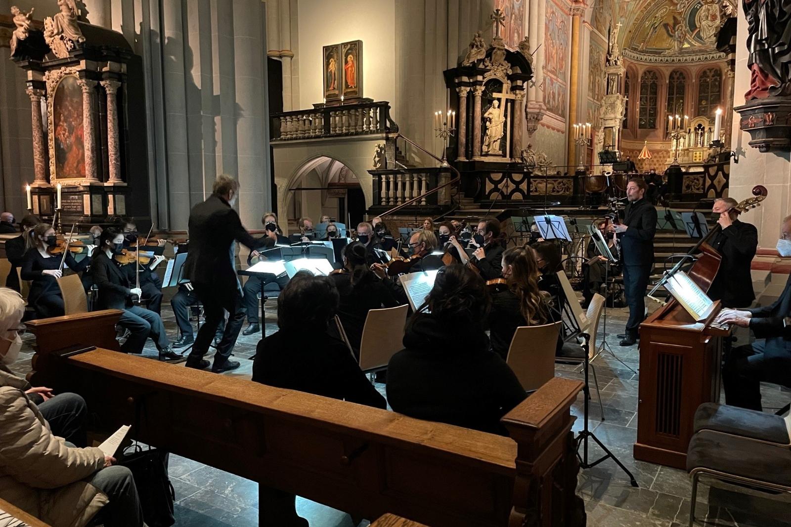 Musikerinnen und Musiker des Beethovenorchesters beim Benefizkonzert im Bonner Münster