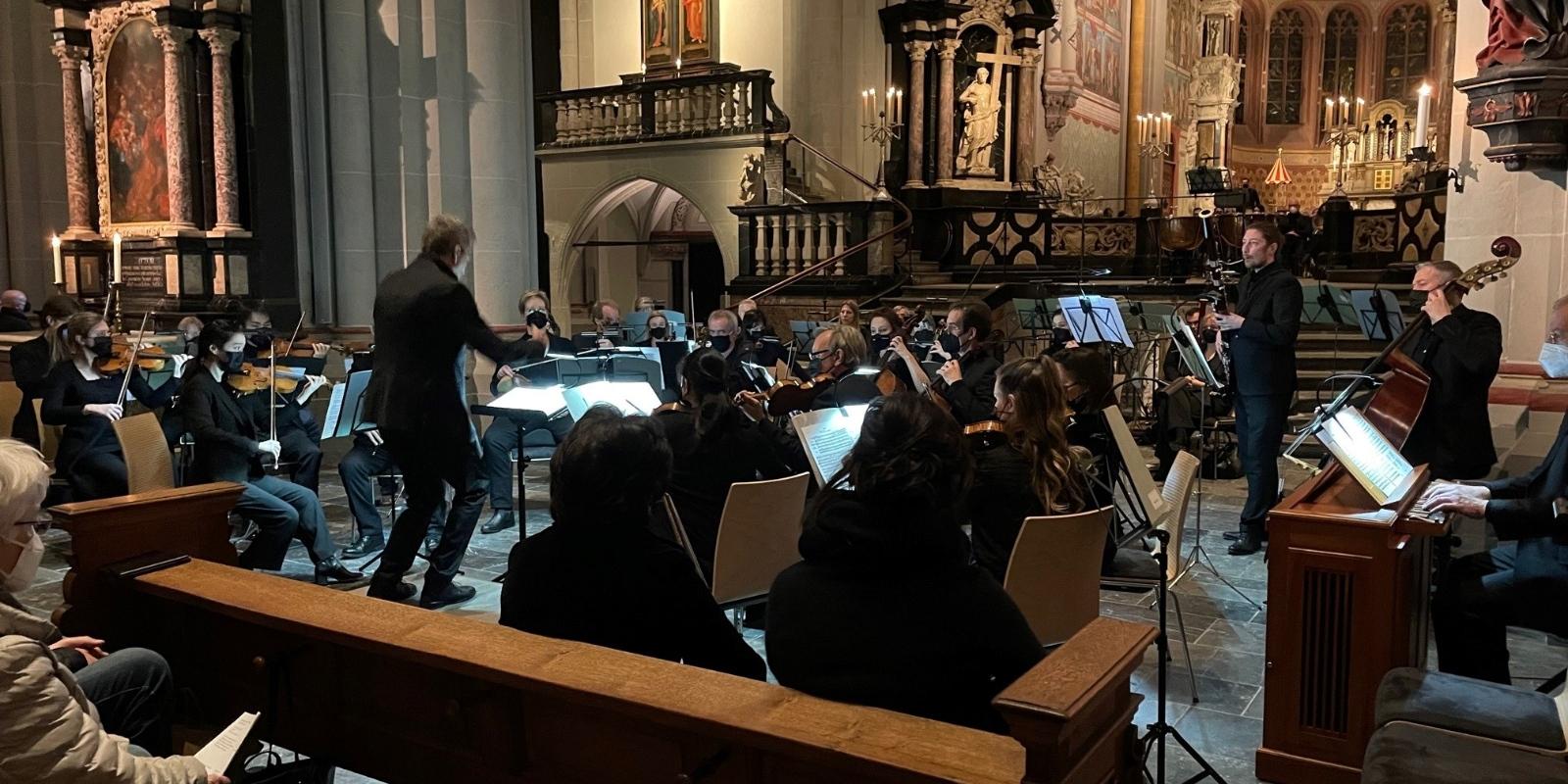 Musikerinnen und Musiker des Beethovenorchesters beim Benefizkonzert im Bonner Münster