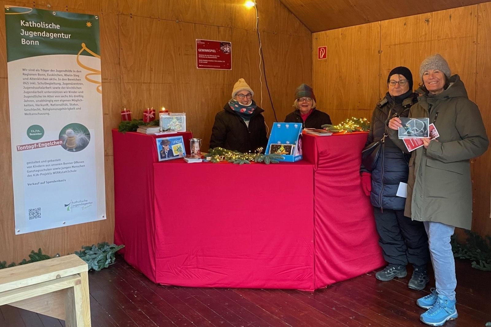 Mitarbeiter und Ehrenamtler von Unicef e.V. in der Engelhütte auf dem Bonner Weihnachtsmarkt