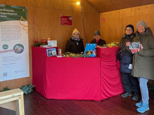 Mitarbeiter und Ehrenamtler von Unicef e.V. in der Engelhütte auf dem Bonner Weihnachtsmarkt