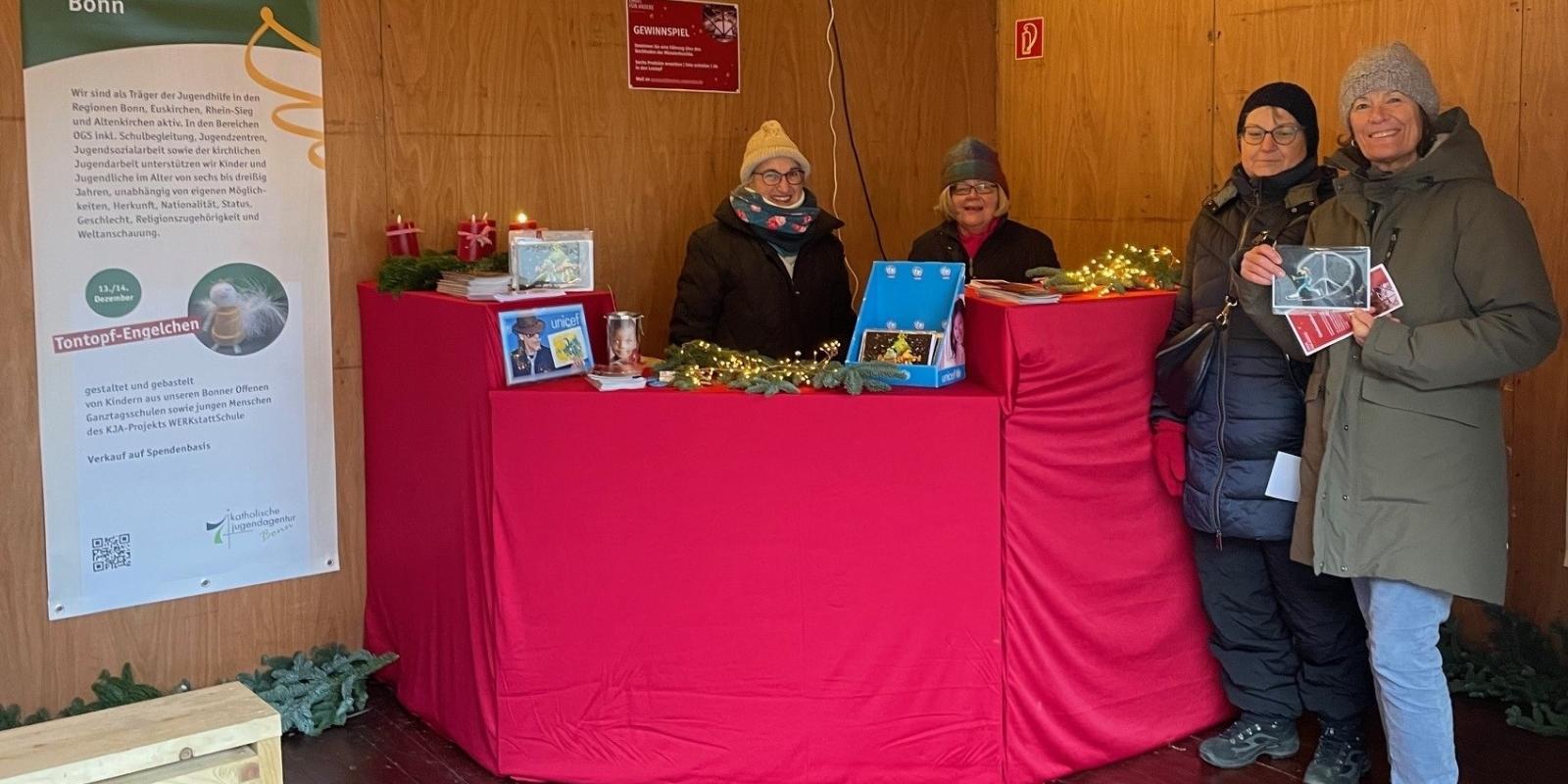 Mitarbeiter und Ehrenamtler von Unicef e.V. in der Engelhütte auf dem Bonner Weihnachtsmarkt