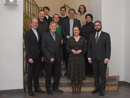 Auf Einladung von Oberbürgermeisterin Katja Dörner (vorne, 2.v.r.) kamen die Mitglieder des Bonner Rates der Religionen im Alten Rathaus zusammen.