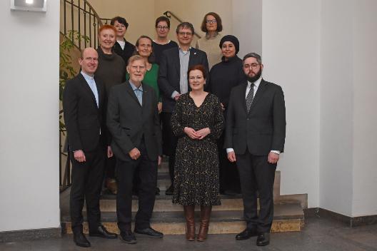 Auf Einladung von Oberbürgermeisterin Katja Dörner (vorne, 2.v.r.) kamen die Mitglieder des Bonner Rates der Religionen im Alten Rathaus zusammen.