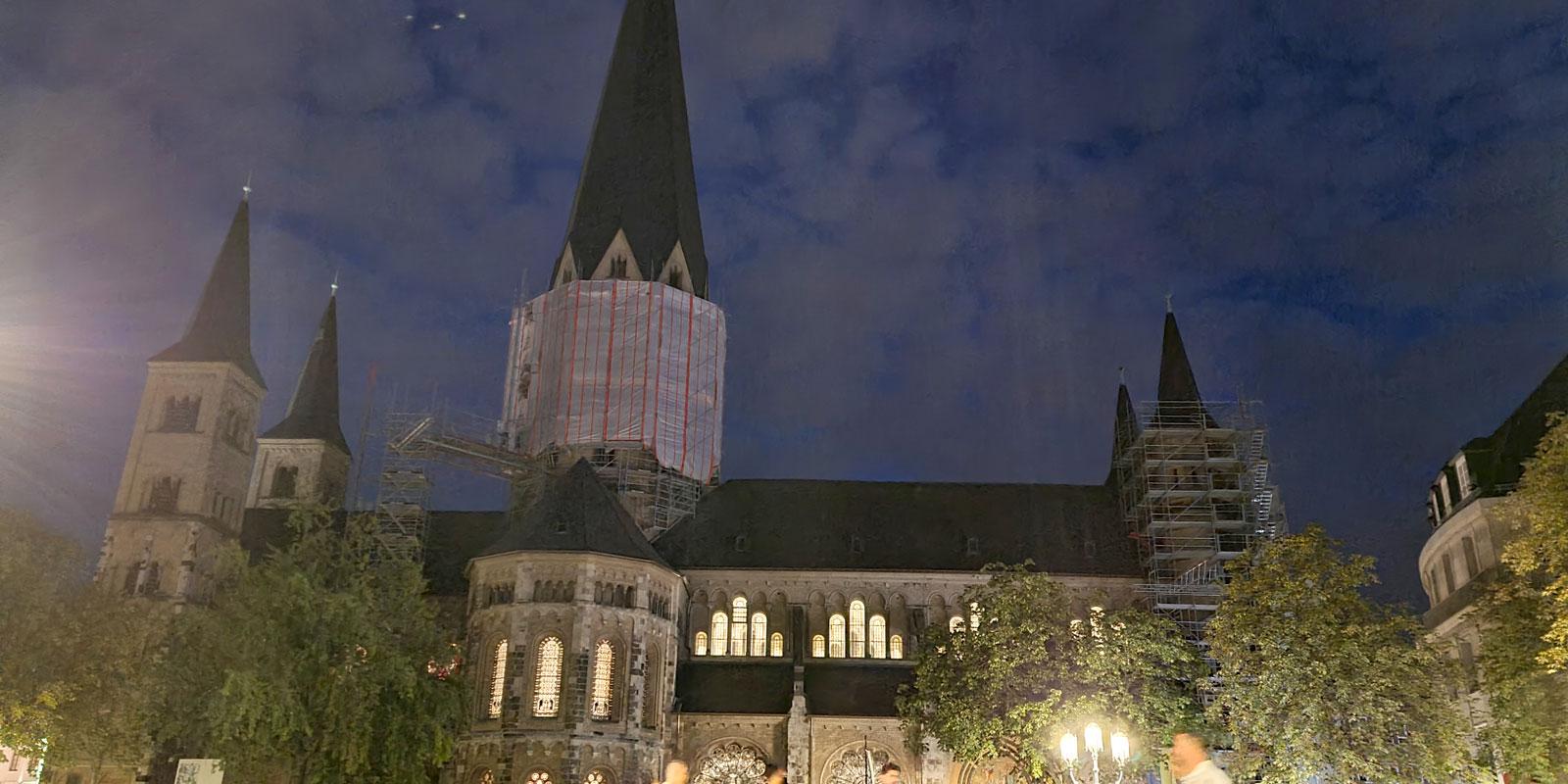 Bonner Münster in der Dämmerung